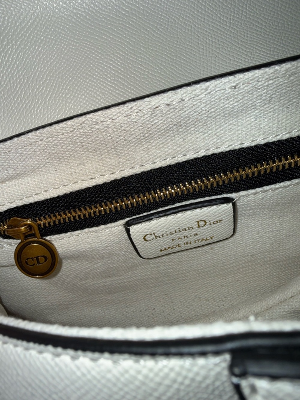 Christian Dior White Saddle-Style Shoulder Bag - Elegant Women's Handbag - Picture 3 of 7